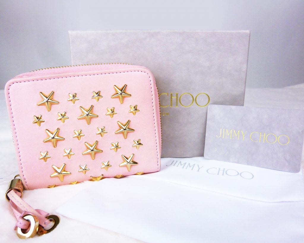 「【期間限定SALE】JIMMY CHOO(ジミーチュウ) 二つ折財布 スター スタッズ CBG 【中古/美品】」のアイキャッチ