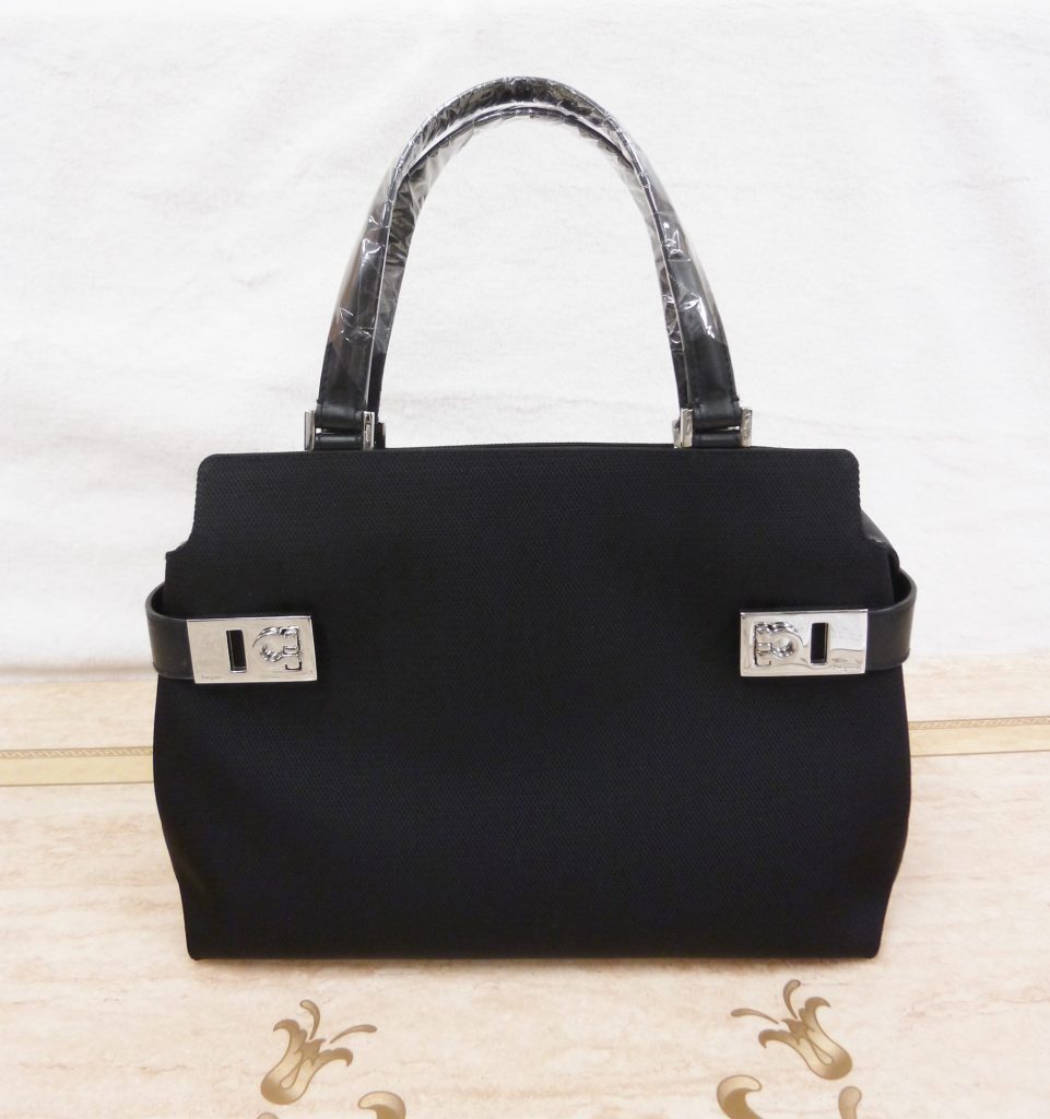 「【期間限定SALE】Ferragamo(フェラガモ) ガンチーニ ハンドバッグ 黒【中古/美品】」のアイキャッチ
